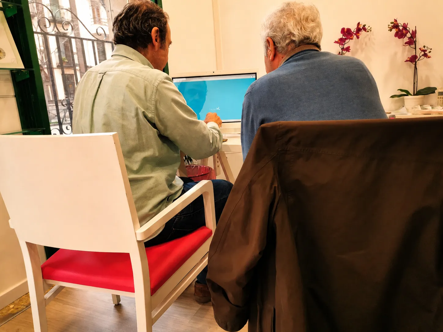 Dos personas mayores trabajando con el programa NeuronUP en el ordenador